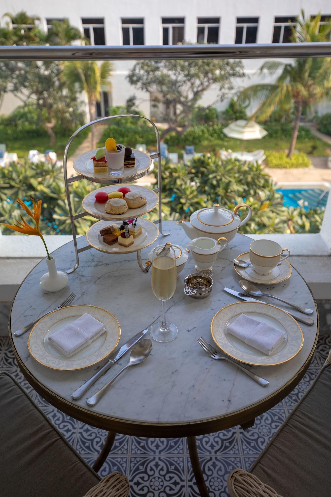 Отель Taj Connemara, Ченнаи Экстерьер фото Afternoon tea at the Taj Mahal Palace, Mumbai