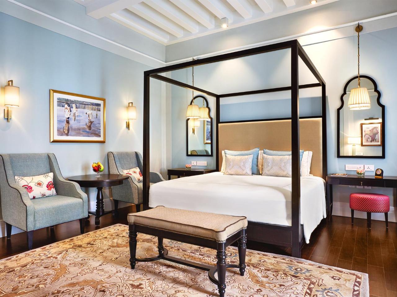 Отель Taj Connemara, Ченнаи Экстерьер фото A bedroom at the hotel