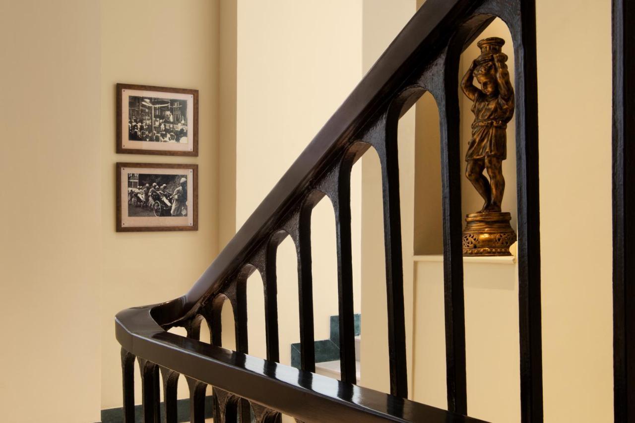 Отель Taj Connemara, Ченнаи Экстерьер фото A handrail