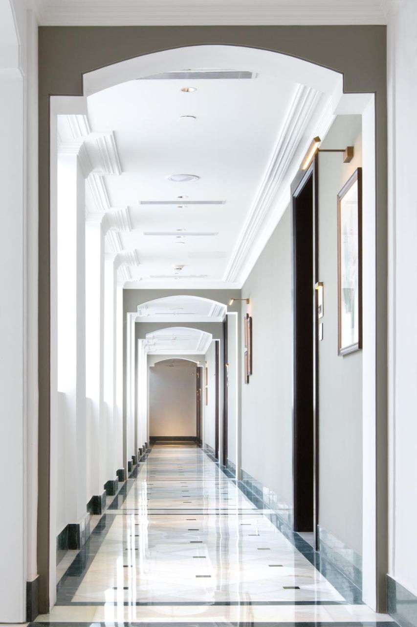 Отель Taj Connemara, Ченнаи Экстерьер фото A corridor at the hotel